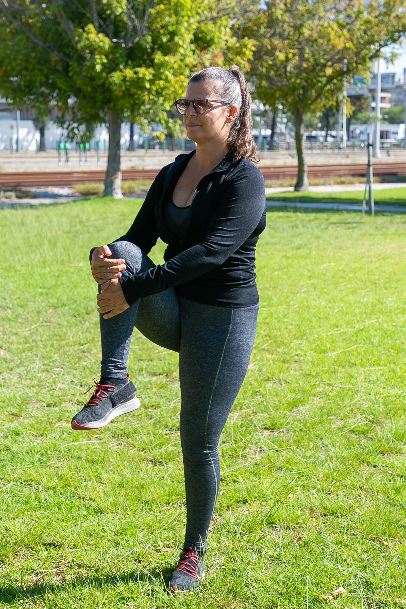 Mujer +45 estirando suavemente